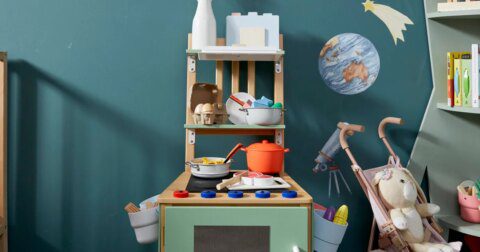 Construa para seus filhos sua própria cozinha lúdica para dias sem preocupações em casa