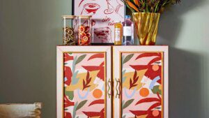 Hack de gabinete IKEA IVAR: transformação inteligente em estação de coquetéis