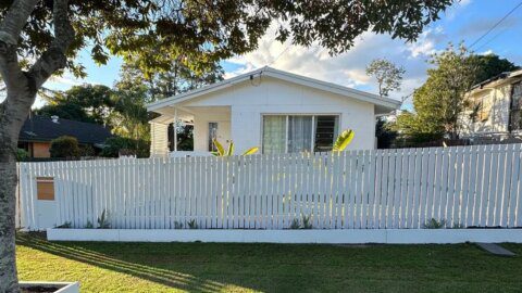 Ideias de cercas baratas para o jardim da frente que você pode fazer DIY | Melhores casas e jardins
